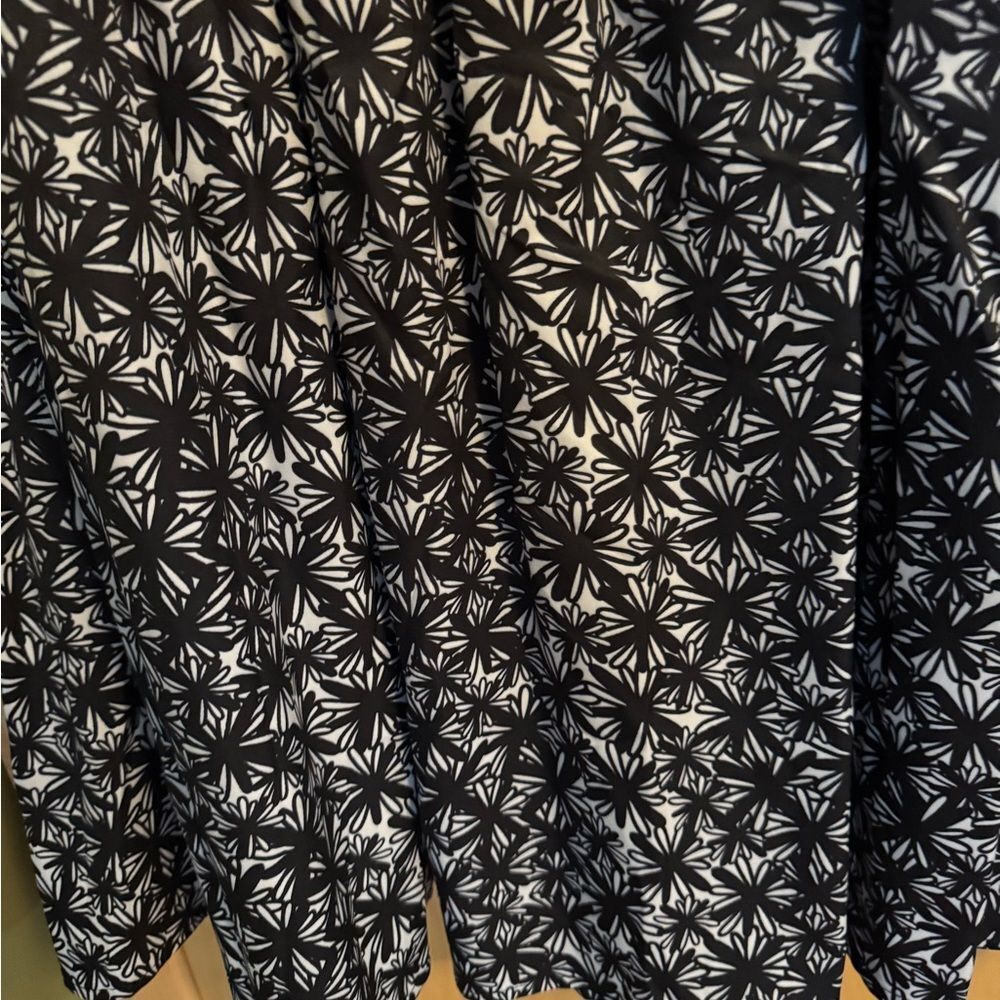 Elegant Black and White Floral Skirt Set With Cropped Top - Picture 4 of 8